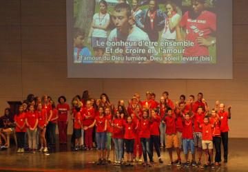 animation des jeunes du diocèse de Bayeux-Lisieux à la salle Padre Pio à la Cité Saint-Pierre à Lourdes en août 2014