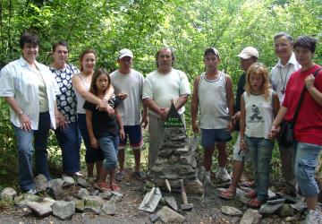 Un groupe de Gitans vient de finir la construction du cairn Etty Hellisum sur le chemin de la paix à la Cité Saint-Pierre