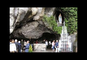 un accompagnement possible au cœur des lieux forts de Lourdes, par des personnes de la Cité Saint-Pierre à Lourdes