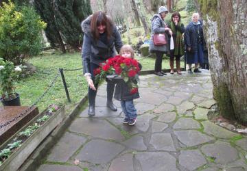 Une gerbe de roses rouges sur la tombe du fondateur de la Cité Saint-Pierre