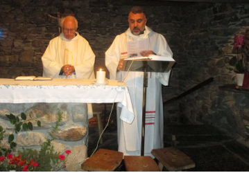 Youssef Soueil célébrant à la chapelle Sainte Bernadette