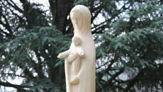 Le sourire de Marie accueille les visiteurs et les pèlerins à la CIté Saint-Pierre de Lourdes