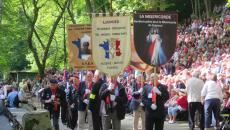 Porte drapeau à la Cité Saint-Pierre pendant le pèlerinage des anciens combattants